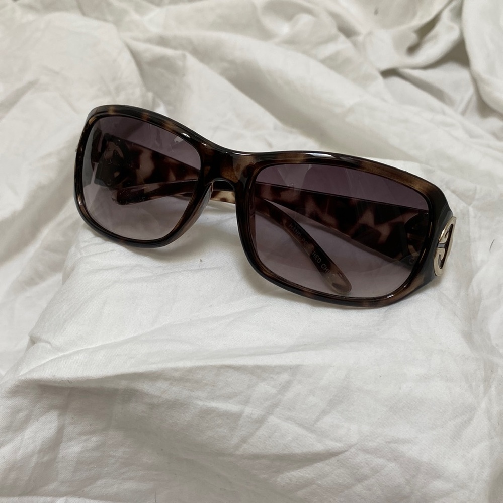 Women’s retro rectangle brown tortoiseshell fashion sunglasses. One size.